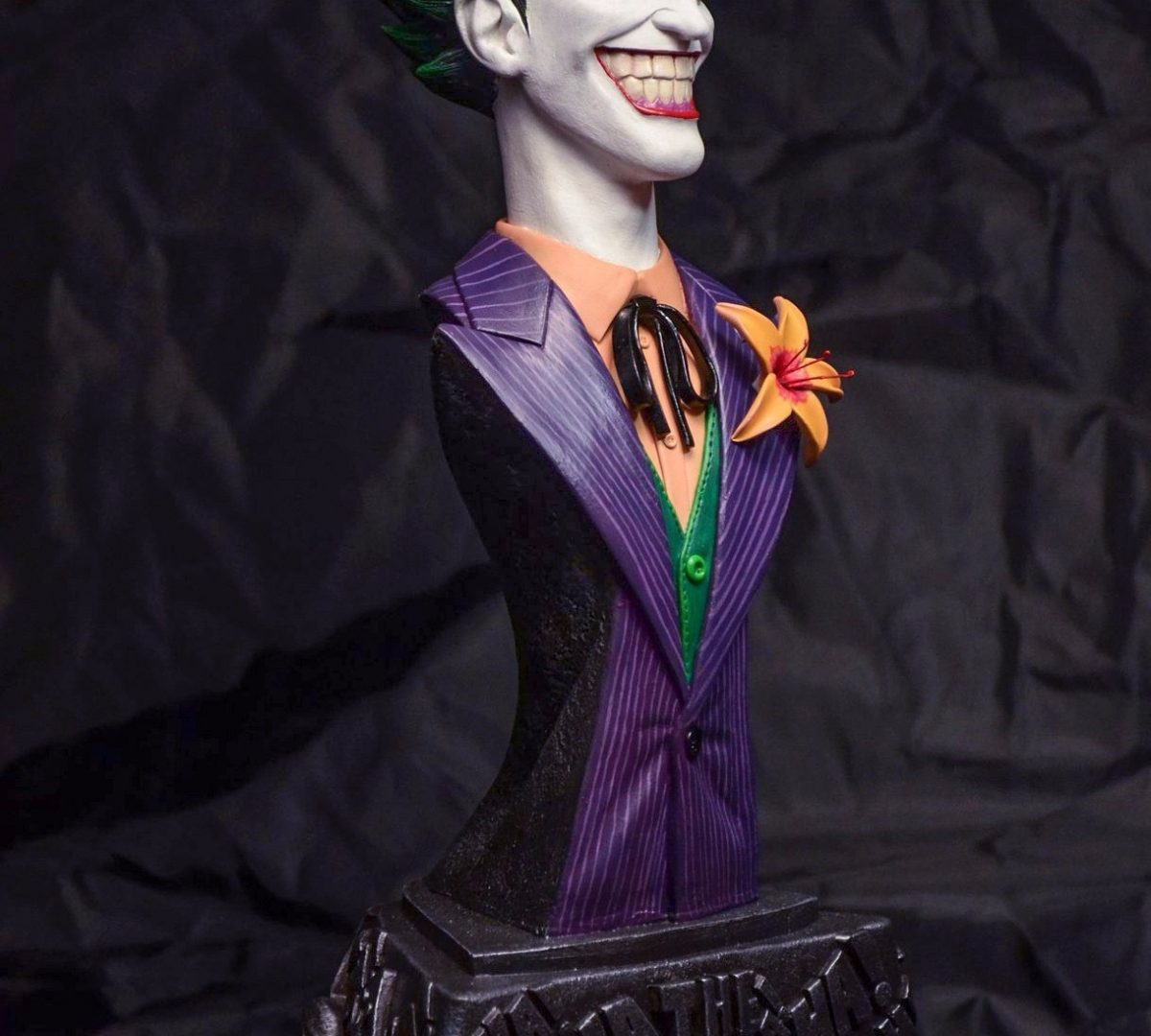 Superhero statues – bust Joker